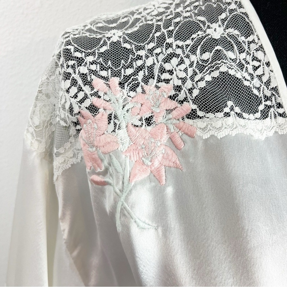 Vintage White Satin Lace Robe Large Embroidery Bridal Boudoir Glam Soft Elegance - Picture 5 of 12
